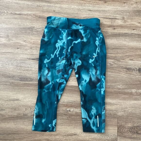 2/25$ Nike Green Capri Leggings Sz S - Picture 1 of 3